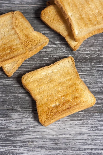 Mehrere Scheiben Toastbrot auf dunklem Holzgrund — Stockfoto
