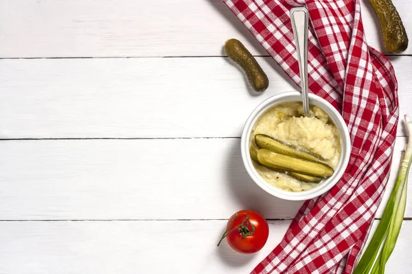 Assiette Pommes Terre Purée Avec Des Concombres Marinés Sur Fond — Photo