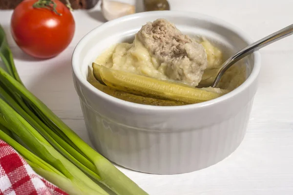 Tallrik Potatismos Med Ångkokt Kotlett Och Inlagd Gurka Vit Träbakgrund — Stockfoto