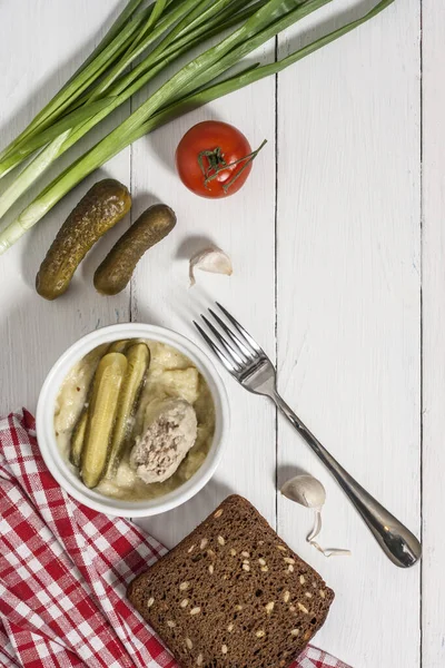 Assiette Pommes Terre Purée Avec Des Concombres Marinés Sur Fond — Photo