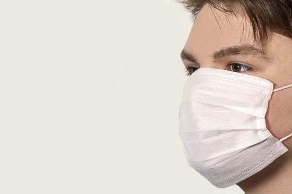 Corona Virus Jongeman Met Een Masker Een Witte Achtergrond Bescherming — Stockfoto