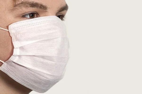 Coronavirus Ung Kille Mask Vit Bakgrund Skydd Mot Virus Infektioner — Stockfoto