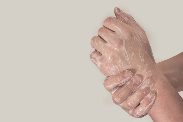Wirus Korony Młody Facet Medycznej Masce Ochronnej Myje Ręce Mydłem — Zdjęcie stockowe