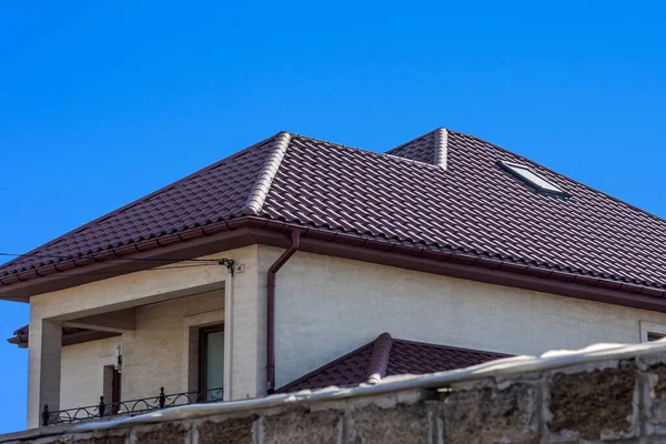 Evin Çatısı Mavi Gökyüzünün Arka Planında Kahverengi Döşemeli Çatı Mavi — Stok fotoğraf