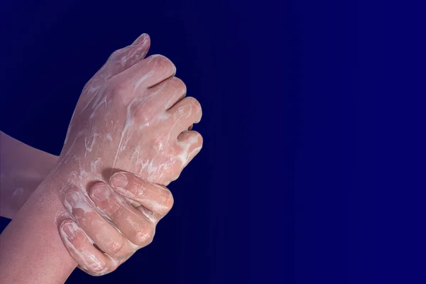 Ręce Młodego Faceta Piance Mydlanej Odizolowane Niebieskim Tle Pranie Rąk — Zdjęcie stockowe