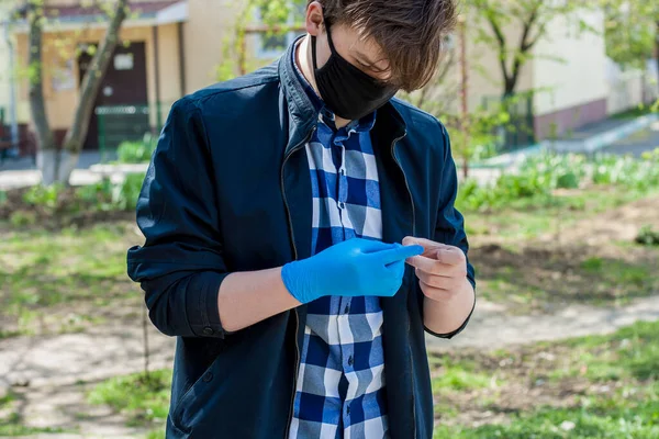 Jongeman Draagt Steriel Blauw Wegwerp Rubberen Handschoenen Buiten Een Zonnige — Stockfoto