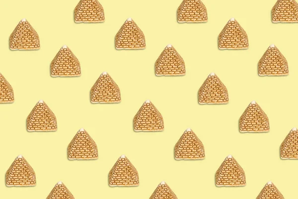 Pattern of golden sand pyramids on a beige background. Minimal tourism background texture. Creative layout — Stock Photo, Image