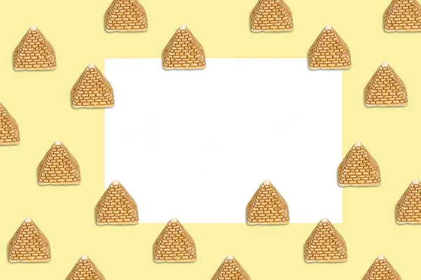 Patroon van gouden zand piramides op een beige achtergrond. Minimale toeristische achtergrond textuur. Creatieve indeling — Stockfoto