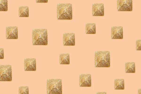 Patroon van gouden zand piramides op een beige achtergrond. Minimale toeristische achtergrond textuur. Creatieve indeling. Bovenaanzicht — Stockfoto