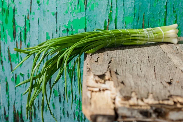 Bunch Green Fresh Onions Wooden Table Ray Light — Stock Photo, Image