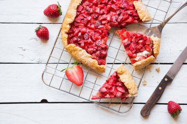 Beyaz ahşap masada taze çilekli ev yapımı tatlı çilekli pasta.