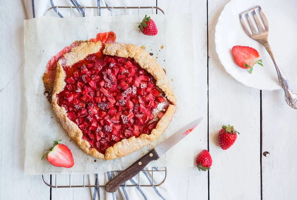 Homemade sweet strawberry cake with fresh strawberries on white wooden table — Stock Photo, Image