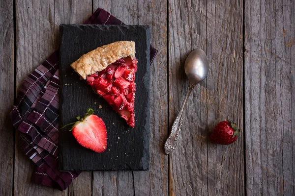 Homemade sweet strawberry cake with fresh strawberries on dark background — Stock Photo, Image