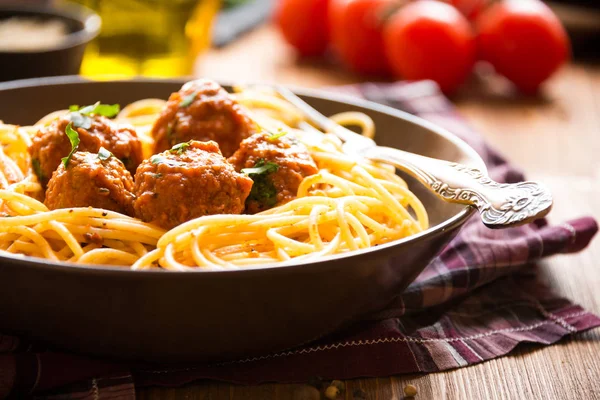 Pyszne spaghetti z klopsikami w sosie pomidorowym na ciemnym tle, kuchnia włoska — Zdjęcie stockowe