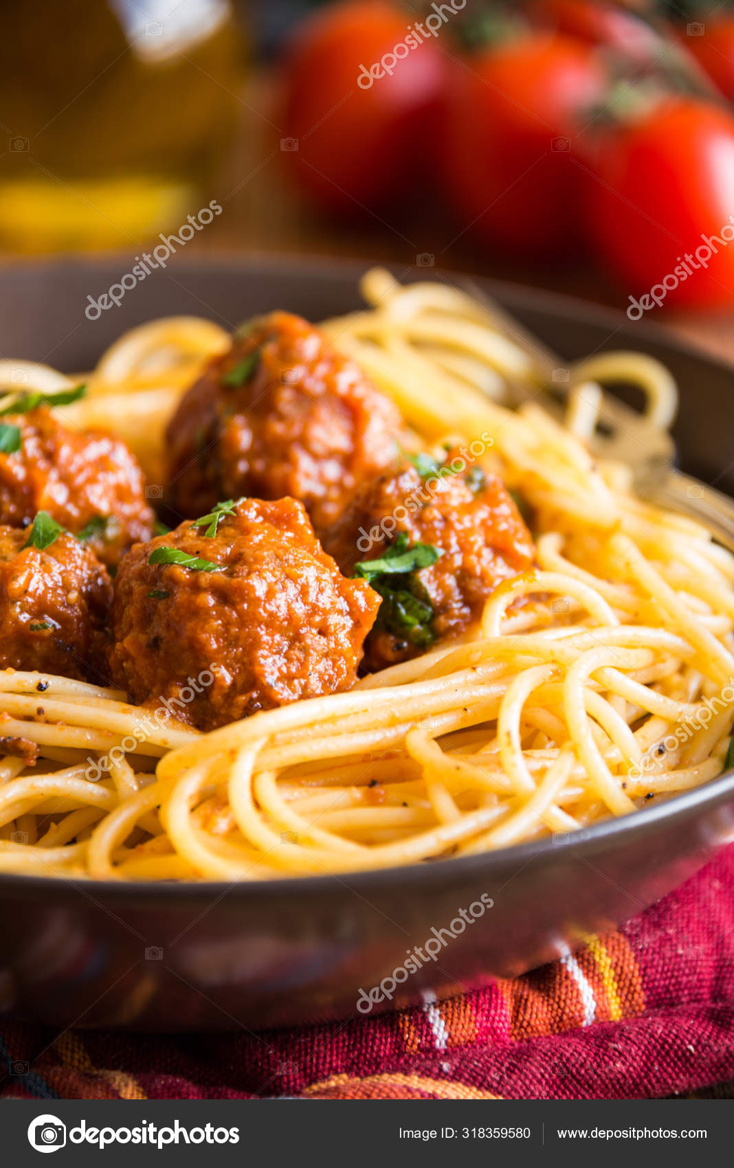 Délicieux spaghettis aux boulettes de viande en sauce tomate sur fond
