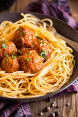 Koyu arkaplanda domates soslu leziz spagetti, İtalyan mutfağı.