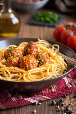 Koyu arkaplanda domates soslu leziz spagetti, İtalyan mutfağı.