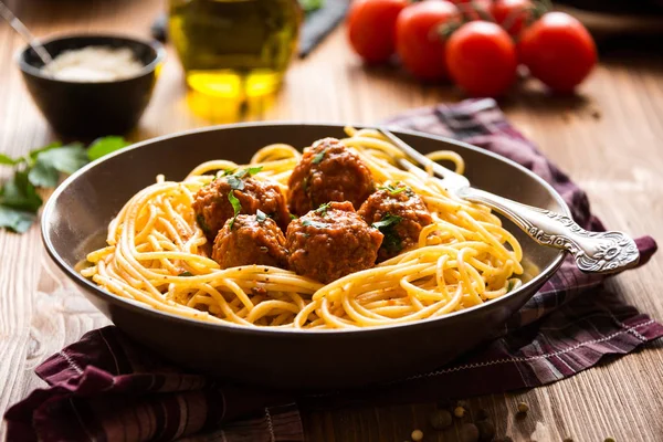 Espaguete delicioso com almôndegas em molho de tomate no fundo escuro, cozinha italiana — Fotografia de Stock