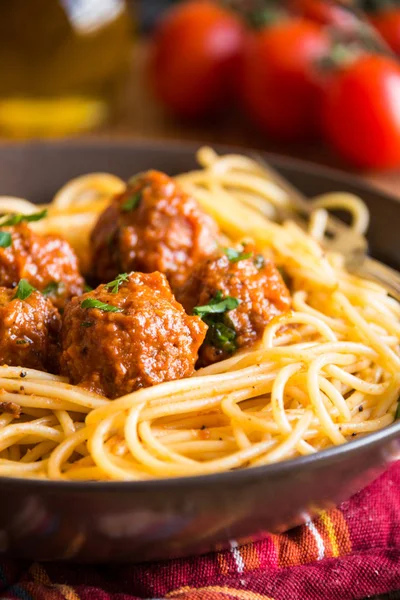 Espaguete delicioso com almôndegas em molho de tomate no fundo escuro, cozinha italiana — Fotografia de Stock