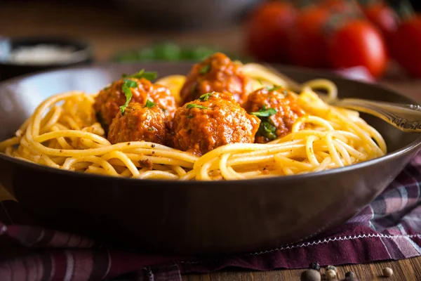 Espaguete delicioso com almôndegas em molho de tomate no fundo escuro, cozinha italiana — Fotografia de Stock