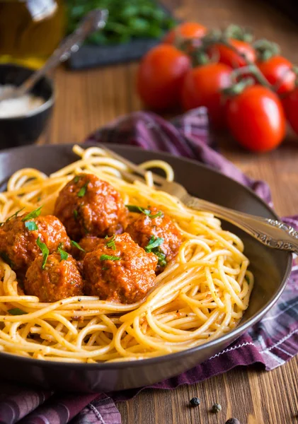 Espaguete delicioso com almôndegas em molho de tomate no fundo escuro, cozinha italiana — Fotografia de Stock