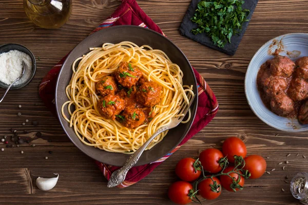 Espaguete delicioso com almôndegas em molho de tomate no fundo escuro, cozinha italiana — Fotografia de Stock