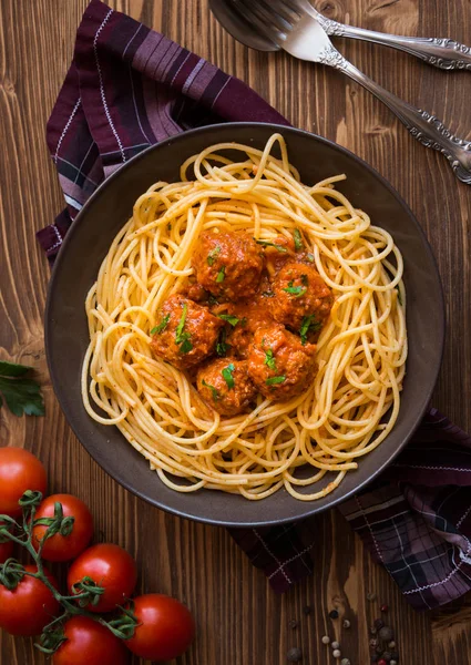 Espaguete delicioso com almôndegas em molho de tomate no fundo escuro, cozinha italiana — Fotografia de Stock