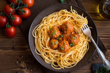 Koyu arkaplanda domates soslu leziz spagetti, İtalyan mutfağı.