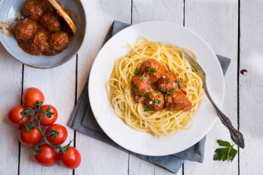 Beyaz arka planda domates soslu leziz spagetti, İtalyan mutfağı.