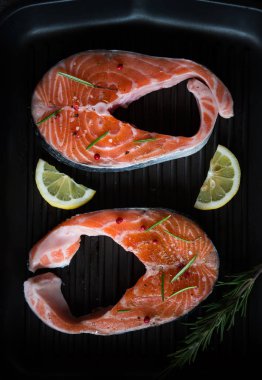 Çiğ somon bifteği, pişmemiş balık biberiye, limon ve siyah üzerine baharat.