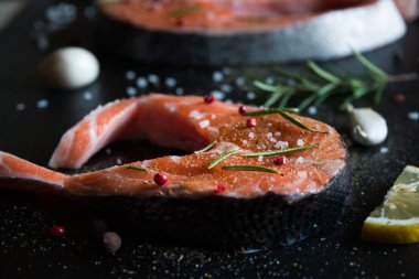 Çiğ somon bifteği, pişmemiş balık biberiye, limon ve siyah üzerine baharat.