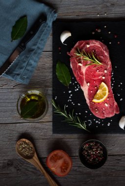 Çiğ et, biberiyeli pişmemiş biftek, limon ve siyah üzerine baharat.