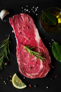 Çiğ et, biberiyeli pişmemiş biftek, limon ve siyah üzerine baharat.