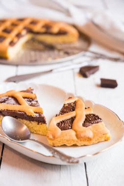 Beyaz ahşap arka planda nefis ev yapımı çikolatalı pasta.