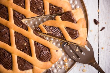 Beyaz ahşap arka planda nefis ev yapımı çikolatalı pasta.