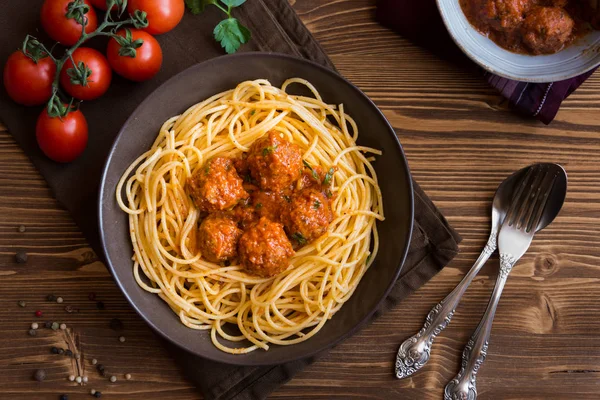 Espaguete delicioso com almôndegas em molho de tomate no fundo escuro, cozinha italiana — Fotografia de Stock