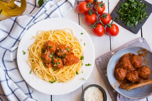 Espaguete delicioso com almôndegas em molho de tomate no fundo branco, cozinha italiana — Fotografia de Stock