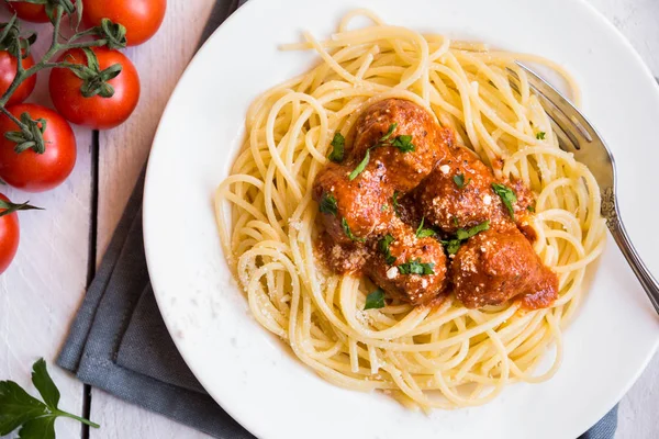 Espaguete delicioso com almôndegas em molho de tomate no fundo branco, cozinha italiana — Fotografia de Stock