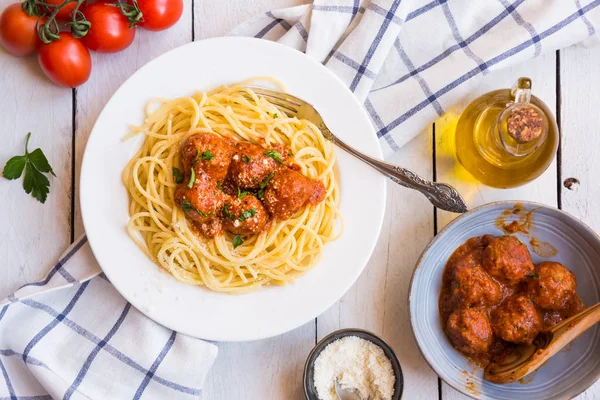 Espaguete delicioso com almôndegas em molho de tomate no fundo branco, cozinha italiana — Fotografia de Stock