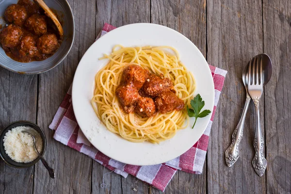 Espaguete delicioso com almôndegas em molho de tomate no fundo escuro, cozinha italiana — Fotografia de Stock