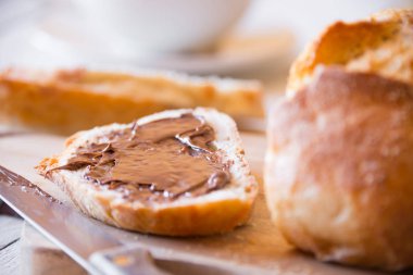 Kahvaltıda fıstık ezmeli buğday ekmeği.