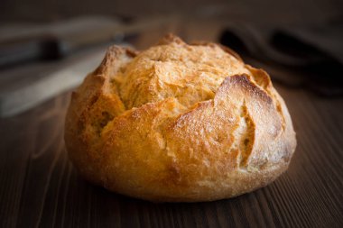 Tahta masada bir somun ekmek.