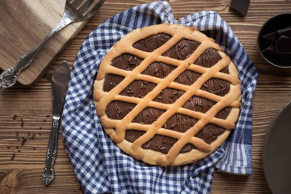 Pyszne domowe ciasto czekoladowe na ciemnym drewnianym tle — Zdjęcie stockowe
