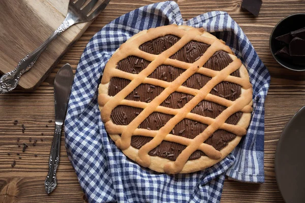 Heerlijke zelfgemaakte chocoladetaart op donkere houten achtergrond — Stockfoto