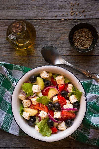 Вкусный греческий салат с сыром фета и оливками в белой миске — стоковое фото