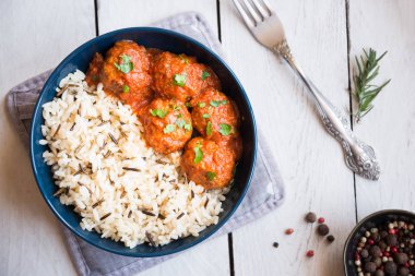 Kasede pilav ve domates soslu köfte.