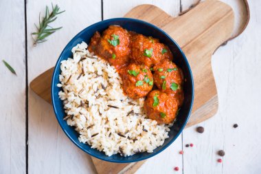 Kasede pilav ve domates soslu köfte.