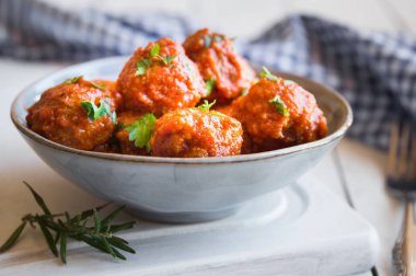 Domates soslu ev yapımı köfteler ve kasede maydanoz.