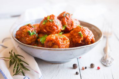 Domates soslu ev yapımı köfteler ve kasede maydanoz.