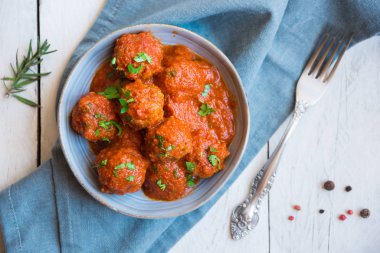 Domates soslu ev yapımı köfteler ve kasede maydanoz.